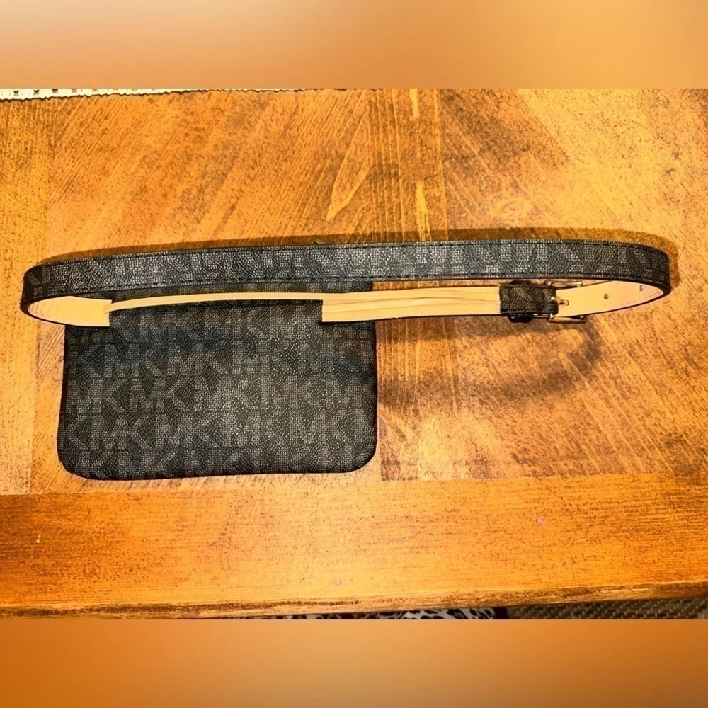 NWOT MICHAEL KORS Fanny Pack Size Small Black Faux Leather Signature 554131